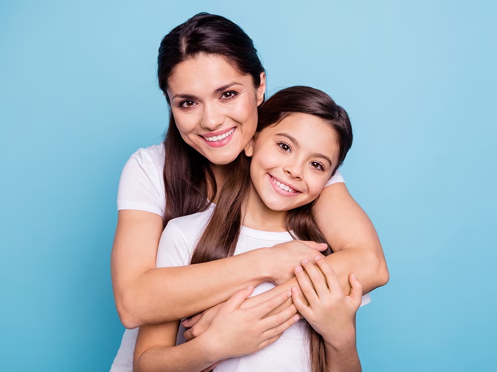 Mamá e hija abrazadas